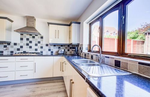 Sheerness House | Stunning Seaside House - Sea Views & Hot Tub - Few Minutes Walk to sea and Beach