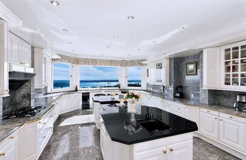 West Vancouver Villa | Stunning Seaview Mansion with Pool Hot tub Sauna