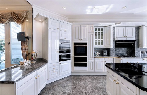 West Vancouver Villa | Stunning Seaview Mansion with Pool Hot tub Sauna