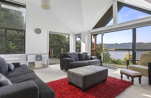 Lake Okareka House | Stunning Secluded Lake Views - 4 Bedrooms with Spa and Lake Views