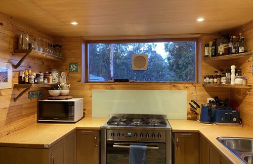 Cobungra Cottage | Stunning, self contained 2 bedroom mud brick cottage close to Mt Hotham!