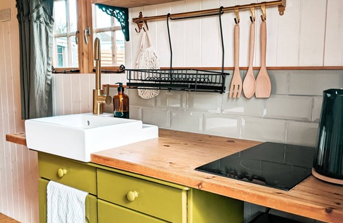 Buckland Brewer Cabin | Stunning Shepherd's Hut Retreat, North Devon