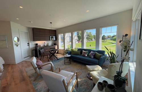 Beverly Apartment | Stunning Shoreview Studio steps to the Beach and Cabot Street-close to Salem