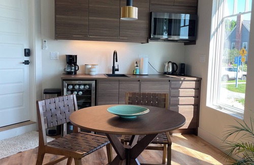Beverly Apartment | Stunning Shoreview Studio steps to the Beach and Cabot Street-close to Salem