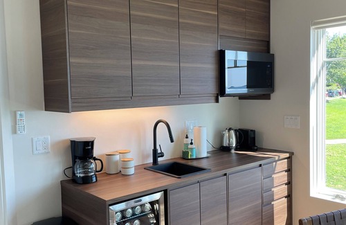 Beverly Apartment | Stunning Shoreview Studio steps to the Beach and Cabot Street-close to Salem