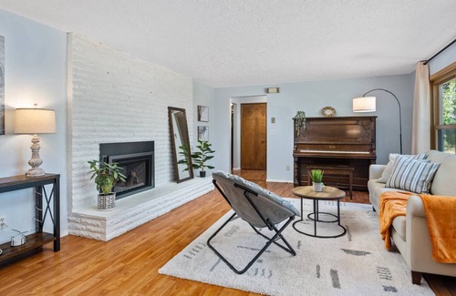 Milwaukie House | Stunning Single Level Ranch Style, Pet Friendly, Fully Fenced Backyard w/ Covered Patio, Games, BBQ