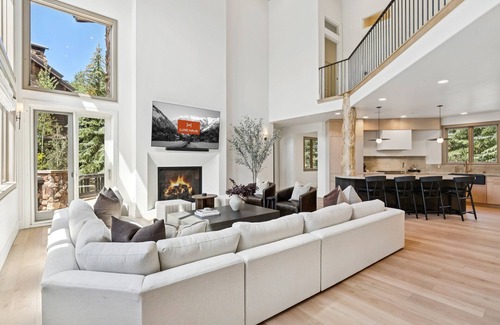 The Timbers House | Stunning Ski-In Ski-Out Luxury Lodge. Hot Tub, Theater, Game Room, Sleeps 12 in Secluded Pines