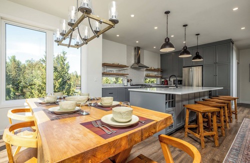 Rossland House | Stunning Ski In, Ski Out at Red Resort