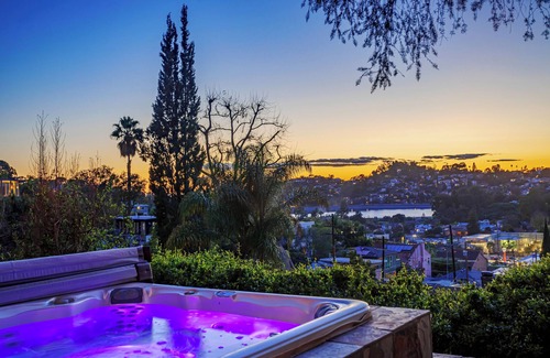Silver Lake House | Stunning Skydeck Suite: 2-bedroom, ampitheater, hot tub, fully enclosed yard
