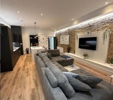 Westcliff-on-Sea Apartment | Stunning & Sleek 2BR Excellent Location Nr Cliffs Pavillion by Luxiety Stays