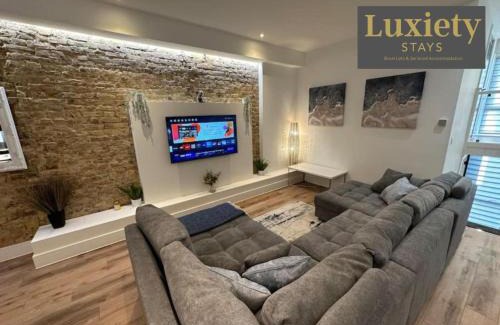 Westcliff-on-Sea Apartment | Stunning & Sleek 2BR Excellent Location Nr Cliffs Pavillion by Luxiety Stays