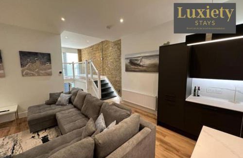 Westcliff-on-Sea Apartment | Stunning & Sleek 2BR Excellent Location Nr Cliffs Pavillion by Luxiety Stays