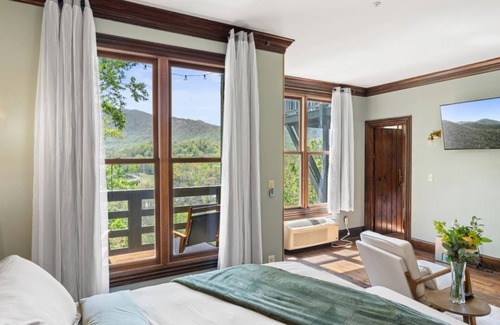 Townsend Hotel | Stunning Smoky Mountain Views | Balcony + King Bed