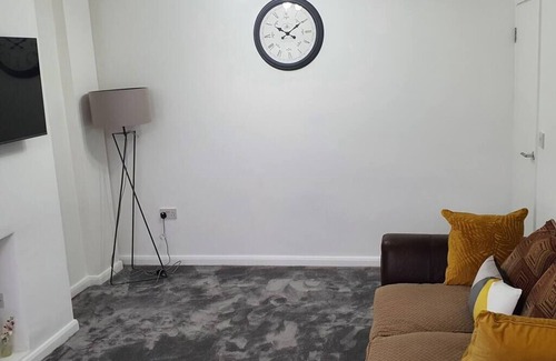 Harlington House | Stunning Spacious Contemporary 2 Bedroom Flat near Heathrow Airport