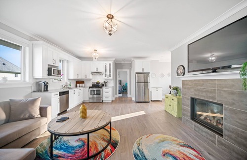 Langley House | Stunning Spacious Coach Home Minutes to Downtown Langley