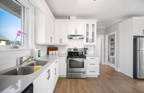Langley House | Stunning Spacious Coach Home Minutes to Downtown Langley