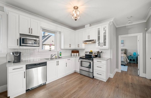 Langley House | Stunning Spacious Coach Home Minutes to Downtown Langley
