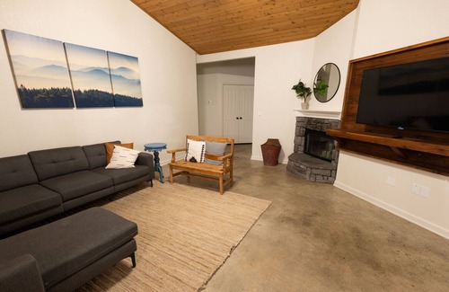 North Hilltop House | Stunning spacious estate + pool + hot tub in oasis