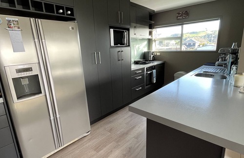 Whitianga House | Stunning, Spacious Family Bach on the Beach