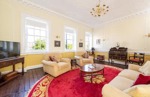 St Neots Villa | Stunning & spacious Georgian town house in St Neots town centre with parking