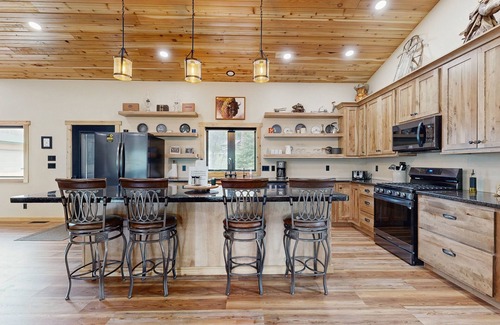 Deadwood House | Stunning & spacious house w/private hot tub, secluded, W/D