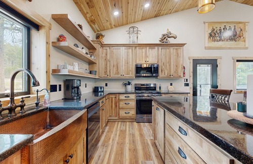 Deadwood House | Stunning & spacious house w/private hot tub, secluded, W/D