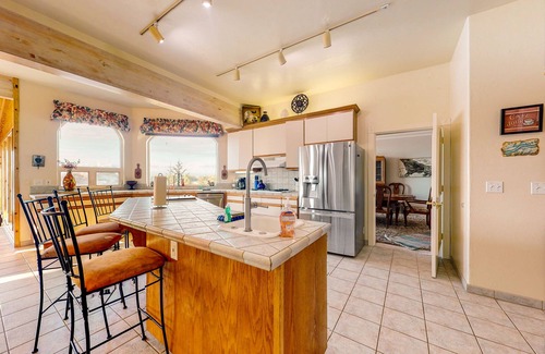 Florence House | Stunning Spacious Riverfront House with Private Sauna