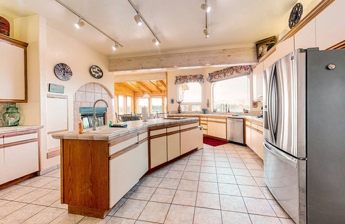 Florence House | Stunning Spacious Riverfront House with Private Sauna