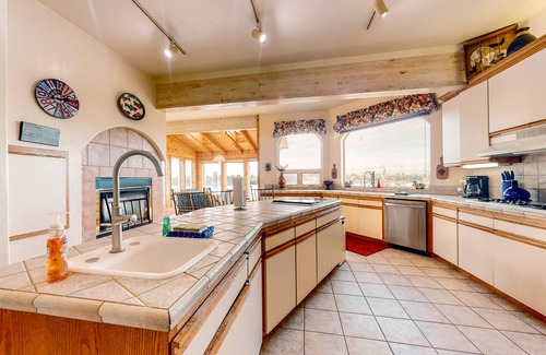 Florence House | Stunning Spacious Riverfront House with Private Sauna