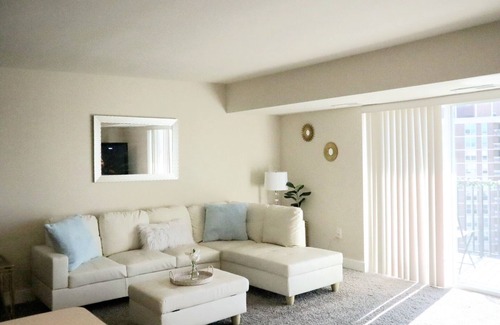 Downtown Condo | Stunning Spacious 2bd Apt w/ King Bed - Downtown/5 Min To DC/Free Garage Parking