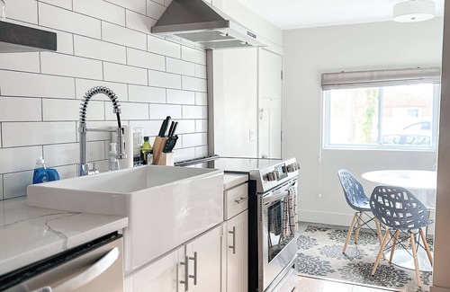 Burns Park Apartment | Stunning & Spotless 2-Bed Apt (#1) Walk to UM Athletics