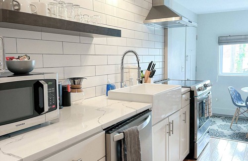 Burns Park Apartment | Stunning & Spotless 2-Bed Apt (#1) Walk to UM Athletics