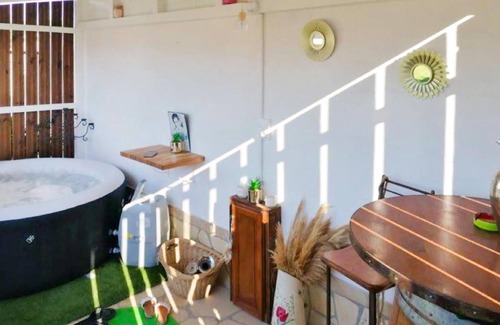 Arles House | Stunning (sta)caravan