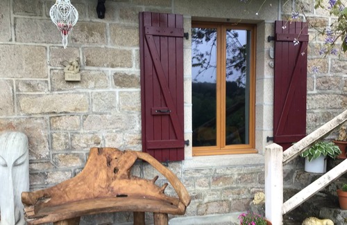 Viam House | Stunning stone3 bedroom house with views over lake and surrounding hills