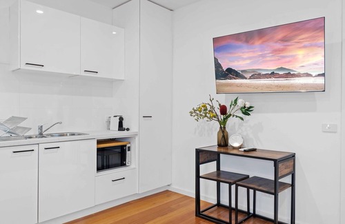Carnegie Apartment | Stunning Studio Apartment Near Public Transport