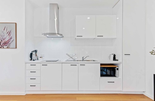 Carnegie Apartment | Stunning Studio Apartment Near Public Transport
