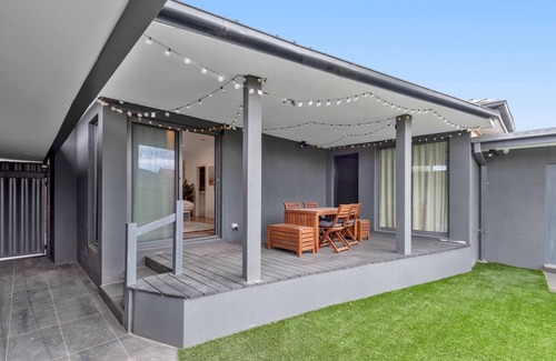 Carnegie Apartment | Stunning Studio Apartment Near Public Transport
