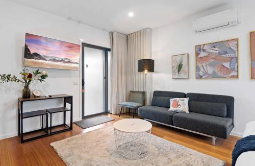Carnegie Apartment | Stunning Studio Apartment Near Public Transport