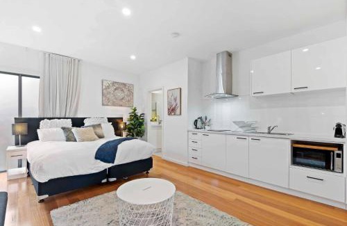Carnegie Apartment | Stunning Studio Apartment Near Public Transport