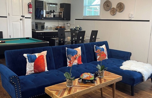 Rex House | Stunning Studio near airport and major highways!