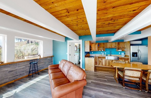 Port Orford Apartment | Stunning studio with panoramic ocean views, updated interior, & cozy kitchen