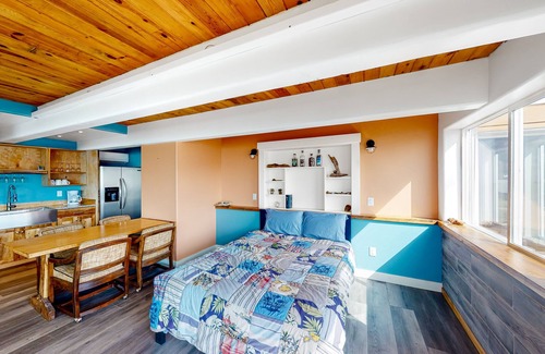 Port Orford Apartment | Stunning studio with panoramic ocean views, updated interior, & cozy kitchen