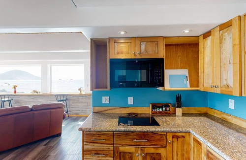 Port Orford Apartment | Stunning studio with panoramic ocean views, updated interior, & cozy kitchen