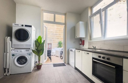 Cospicua Apartment | Stunning Studio with Maltese Balcony in Cospicua