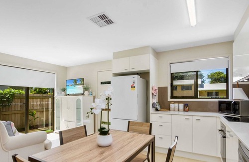 Beerwah House | Stunning Sunlight Swan