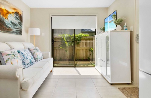 Beerwah House | Stunning Sunlight Swan