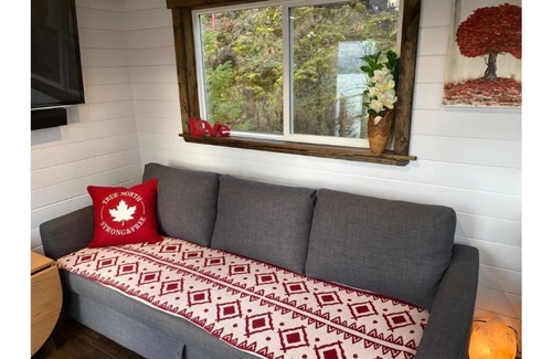 Quadra Island House | Stunning Sunset View from Copper Bluffs Tiny Home