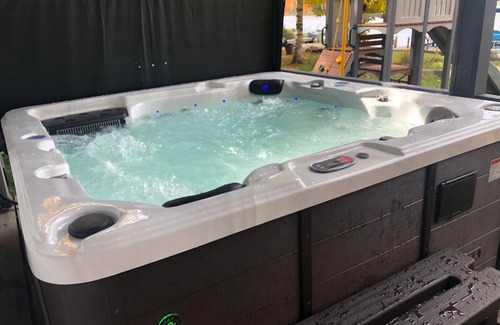 Trent Lakes House | Stunning sunsets and family fun all year long/New Hot Tub & 200mbps Internet