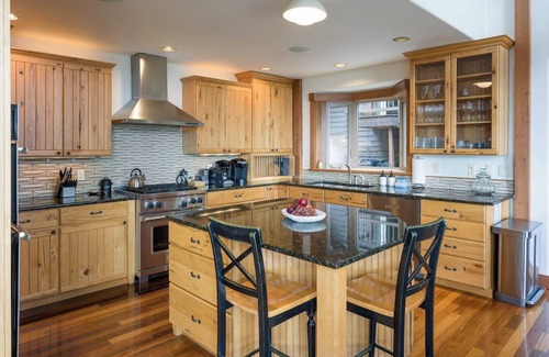 Eastsound House | Stunning Sunsets, Luxe Lodging, Sauna and Spa, Pool Room, Close to Town and Adventures
