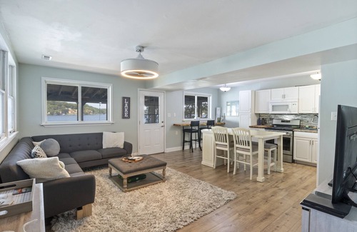 Rocky Mount House | Stunning Sunsets, Vibrant Bars and Restaurants at the Waterfront